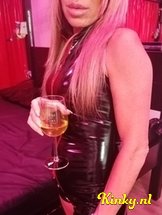 lola-bdsm-via-kinky-648f0e50156b0c001964a575