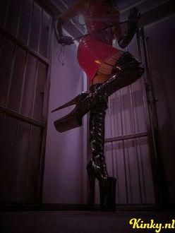 meesteres-tayra-bdsm-via-kinky-68e89f96f6c6eb0013e60097