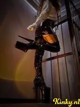 meesteres-tayra-bdsm-via-kinky-68e74051918ef400139440cd