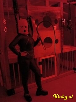 donna-bdsm-via-kinky-677d910178eb44001481f52c