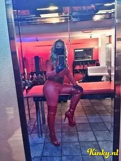 meesteres-payne-bdsm-via-kinky-69959b55241ceb00130d9c02