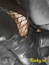 valentina-bdsm-via-kinky-65d632db91cfbd001a78ede4