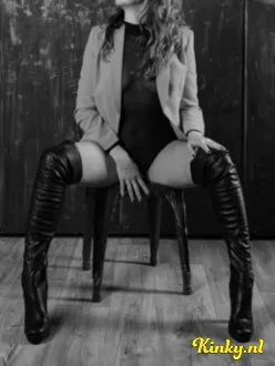 chris-&-ana-escort-via-kinky-66ad4c3c4079bc0013d77cc3