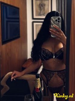 meesteres-nika-bdsm-via-kinky-695e5bd1b6564e00135effda