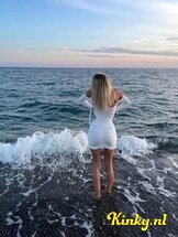 roxy-escort-via-kinky-688fc0e91b6c4a00137aa136