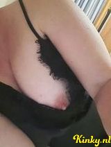 Ella - Mijn man weet niet dat ik stiekem geil hier