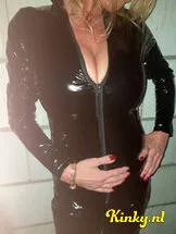 meesteres-lizzy-bdsm-via-kinky-6736f30ef8cde20013068404