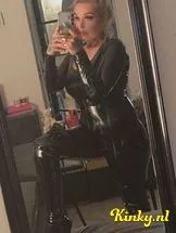 meesteres-rachelle-bdsm-via-kinky-695b88993c4c6d00136ba22d