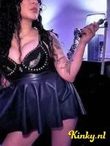 Skylar - Pro Domme - Hoog Kaliber Strap-on & Impact Play