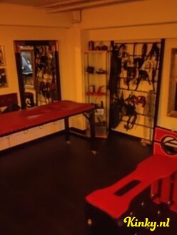 meester-alex-bdsm-via-kinky-671df7a3f046b40013bc0d6f