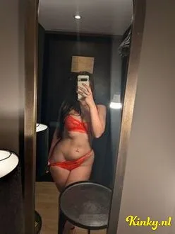 esmee-virtual-sex-via-kinky-6953d78149912700134f9cac