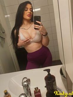 claudia-virtual-sex-via-kinky-68e98b196414c600131a65c6