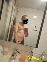 Mike - Mike, lang blond haar, in voor bijna alles.