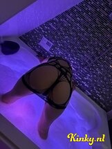 lolita-escort-via-kinky-6810b5369e10cc00134408b7
