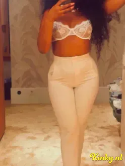 latifah-erotische-massage-via-kinky-69b8d08038ec9100135253bd