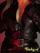 Meesteres Darcy - Surrender to your Leather Mistress