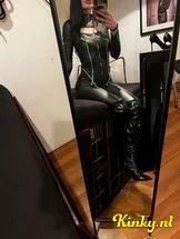 meesteres-mila-bdsm-via-kinky-698b0f8f4e42b000133d9546