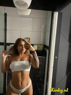 hillary-escort-via-kinky-687a6961375bfd00131930aa