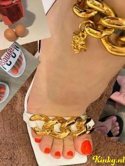 leya-bdsm-via-kinky-68b59563aab67a001352575e