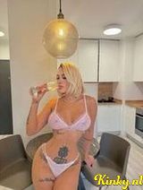 Briana - Sexy blonde