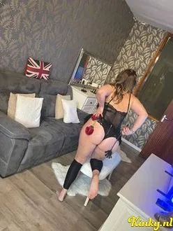 roxana-bdsm-via-kinky-68da7ed439a405001305eb56