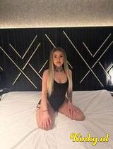 Roxy - New girl! In town