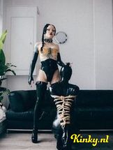 moir-bdsm-via-kinky-692f5aa53d8f760013cab75d