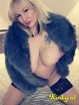 Angela - Heetste MILF Dubbel E boobs (Only Virtual)