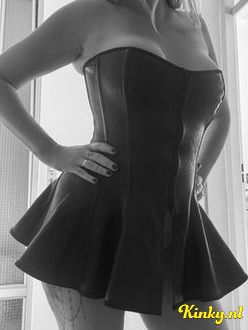 francisca-bdsm-via-kinky-6995a4c75a1b630014766b5d