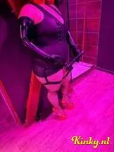 meesteres-lisa-bdsm-via-kinky-699c88429750de0013979e3d