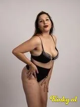 amyrra-escort-via-kinky-699d7b6118e9e600137736a9