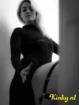 victoria-en-lexi-bdsm-via-kinky-69b86cbcc3dfe00013b2e20b