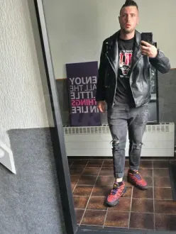 lorenzo-escort-via-kinky-69e72577c8ef3c00136f5747