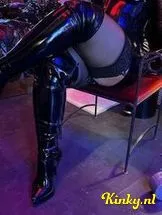 meesteres-niky-bdsm-via-kinky-69936a5e40d80a00132960ee
