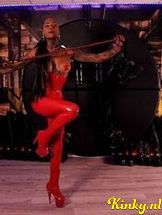 miss-venchy-bdsm-via-kinky-690097e8c0682f0013e00d92