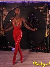 miss-venchy-bdsm-via-kinky-690097e8f65b7000139307e2