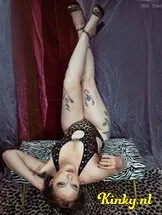 moira-mona-bdsm-via-kinky-60b4e55d9d00987649bca0d7